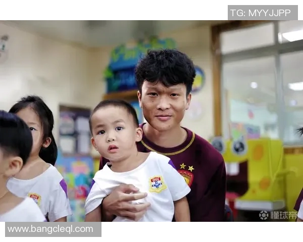 足球明星与抓娃娃的趣味瞬间精彩合集，展现运动员生活中的另一面